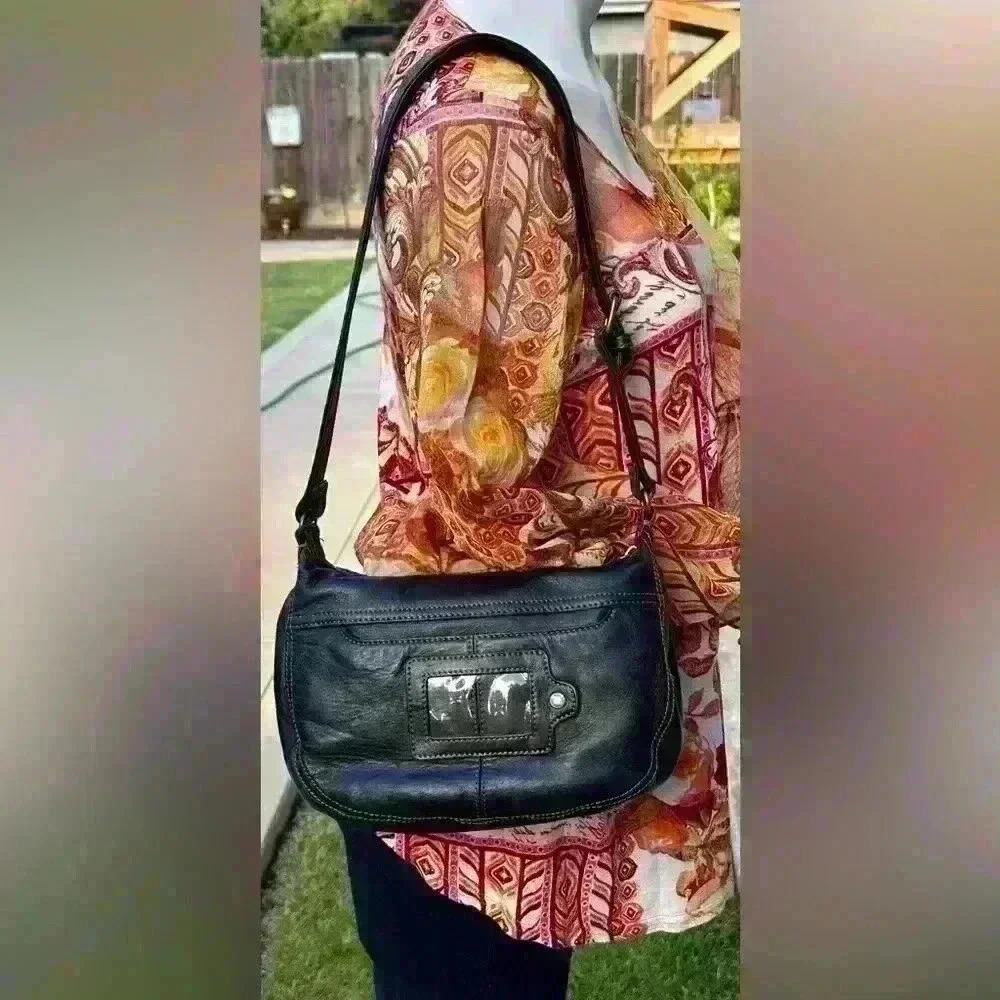 fossil blackshoulder bag w/ an adjustable shoulder strap.